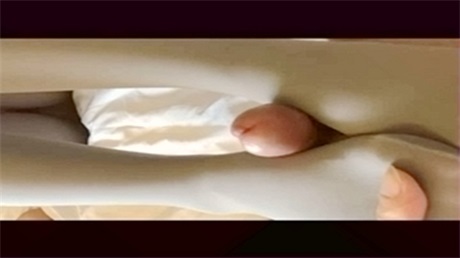 腿型很好看的职业学校小美眉穿著灰丝来一套丝足服务