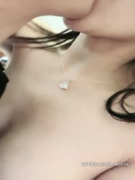 丰满身材大奶红唇妹子和炮友激情啪啪，特写口交抽插猛操上位骑乘自己动，高潮射精再肚子上