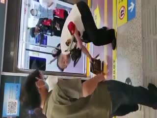 重磅吃瓜- 西安某地铁女乘客被保安拖拽,裙子上衣都扒下了,奶罩都不见了