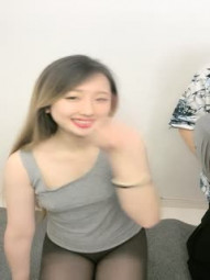 淫乱的房间小少妇喝多了赌债肉偿撩骚小哥哥，口交大鸡巴无毛骚逼尿尿给狼友看，主动上位晃动抽插，抠她骚穴