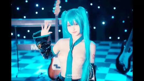 萌新推特00后露脸网红美少女▌白莉爱吃巧克力▌Cos初音未来 香艳酥乳粉嫩白虎演唱会 精美私拍102P1V