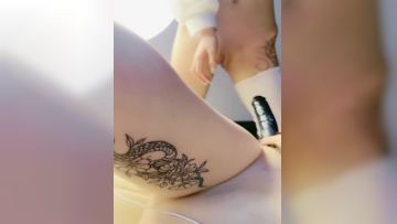 两个极品嫩逼小妹全程露脸大秀直播一起嗨，性感粉嫩无毛逼双头道具互相抽插，尿尿给狼友看，淫声荡语不断第06集