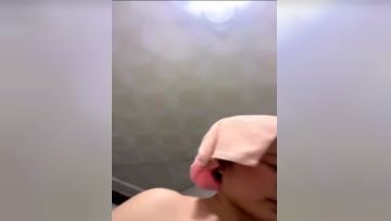 素颜留守少妇奶子不小，身材也不错，坐下吊钟奶子，特写露鲍鱼，多视角露脸抠逼第01集