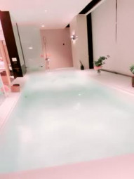 大奶御姐【大岛由美子】，豪华套房泳池里泡澡，骚逼在床上用AV玩具自慰震到喷尿，床单都湿完了，赶紧到泳池清洗骚逼，再回床上看骚穴！