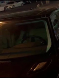 最新门事件5月第一瓜！X门路虎事件妹妹大胆地往前走隔音真的好路人作护驾透过玻璃看到这个腿绝了