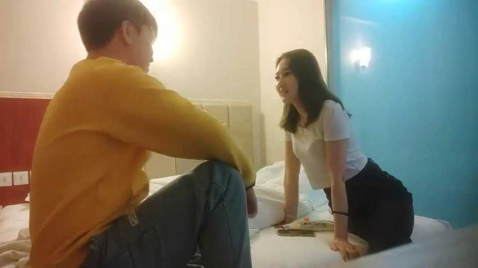 可爱丰满的小淑女 脱下衣服竟然异常的骚 。