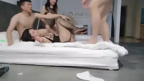 野狼出击探花约了个颜值不错黄发妹子啪啪舔奶摸逼69口交擡腿抽插