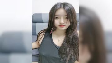 超极品的妞子来救赎狼友来了，撸管推荐风骚诱人的大奶子自己揉捏着伸着舌头要舔狼友的大鸡巴，电动道具插逼第02集