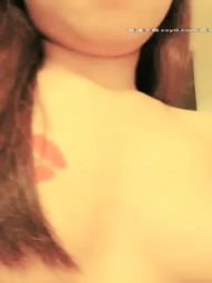 黑丝高跟小少妇自己玩着冰冷的大黑牛自慰呻吟高潮后给小哥舔硬大鸡巴，主动上位无套抽插近距离拍摄，好刺激