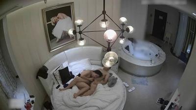 高颜值时尚气质美女又一次酒店私会情人说我不能来见你,一见你就干这事.换性感情趣装操临走时又被干一次