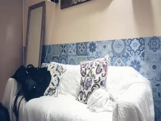 华北丶赵总深夜小天来一场性感露肩装妹子，在沙发上操舌吻舔奶摸逼，特写抱起来抽插撞击啪啪啪