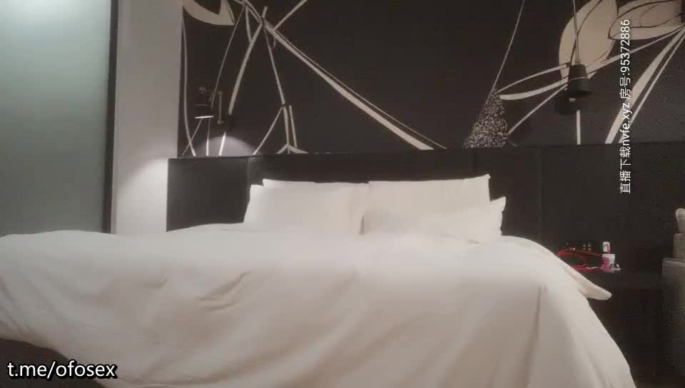 同一张床连草两女，约了个大奶子少妇干了一炮不过瘾，又叫一个年轻少妇啪啪，舌吻口活多体位抽插