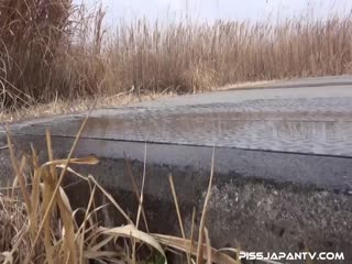 盗站最新流出长焦距拍摄几位逗逼学生妹放学不回家户外玩起花样小解BB还挺粉嫩的第一次见到倒立式尿尿