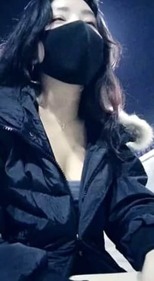 风骚小妹给小哥按摩啪啪  让小哥吃奶玩逼  毛都没几根  大鸡巴各种体位无套抽插爆草  直接内射骚穴