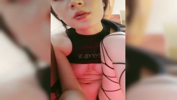 叫着狼友爸爸的极品小骚逼，全程露脸大秀直播，跟狼友互动撩骚听直播，揉着骚奶子自己抠骚逼，高潮冒白浆第01集