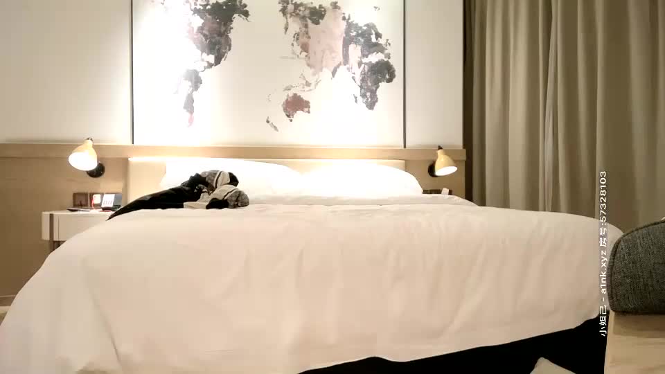 高素质外围妹子，大长腿包臀裙跪着口交，让妹子自慰侧入后入被操的呻吟受不了