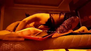 眼镜金发双胞胎妹子 扭动屁股脱光光扣穴  擡起双腿掰穴一起揉搓互舔奶子舔逼